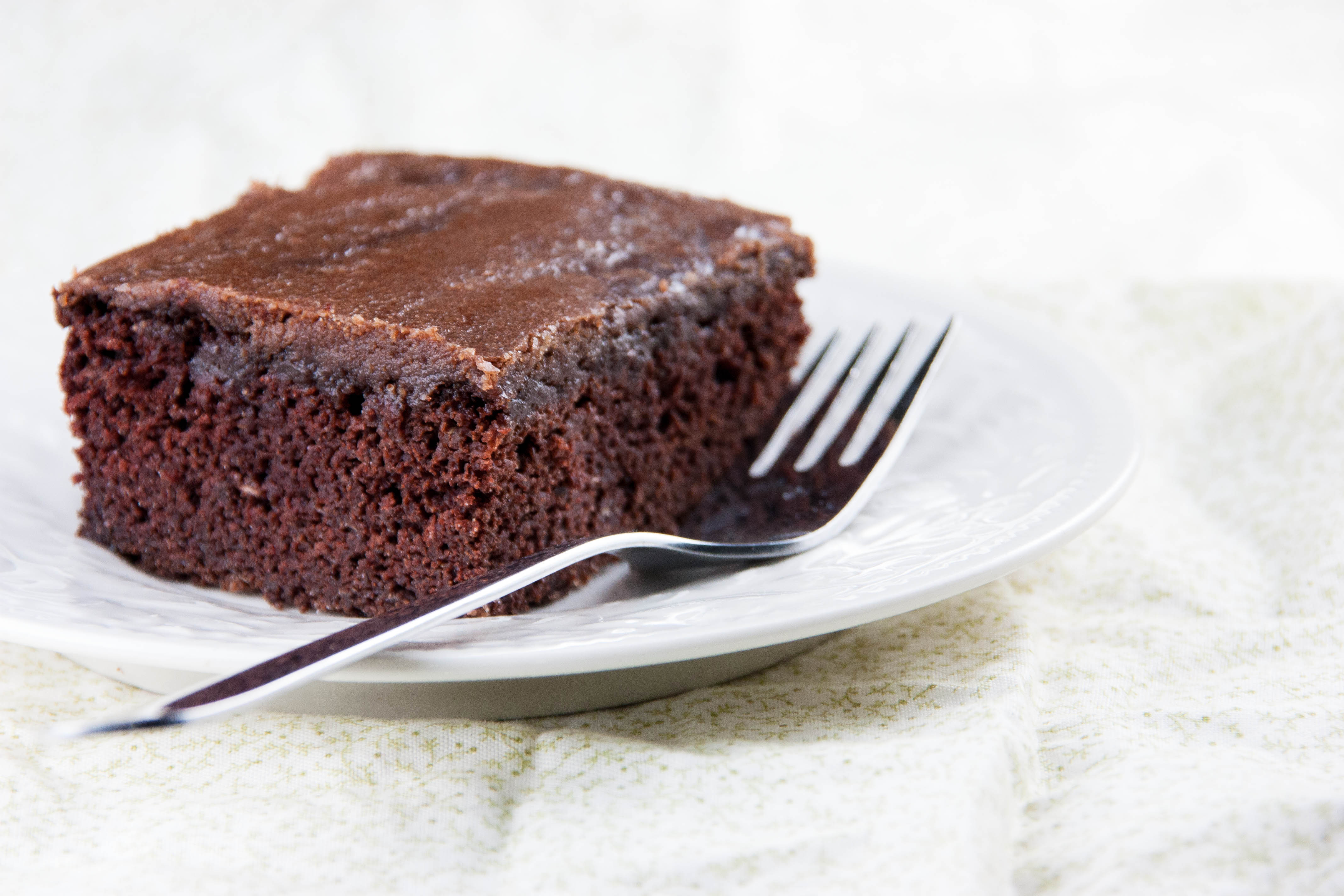 Кухне шоколадный пирог. Шоколадный пирог на кефире. Пирог на кефире с шоколадом. Шоколадный торт на кефире. Быстрый пирог на кефире с шоколадом.